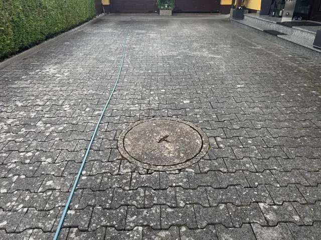 Gereinigtes Dach und gereinigte Hausfassade in Breitscheid (1)