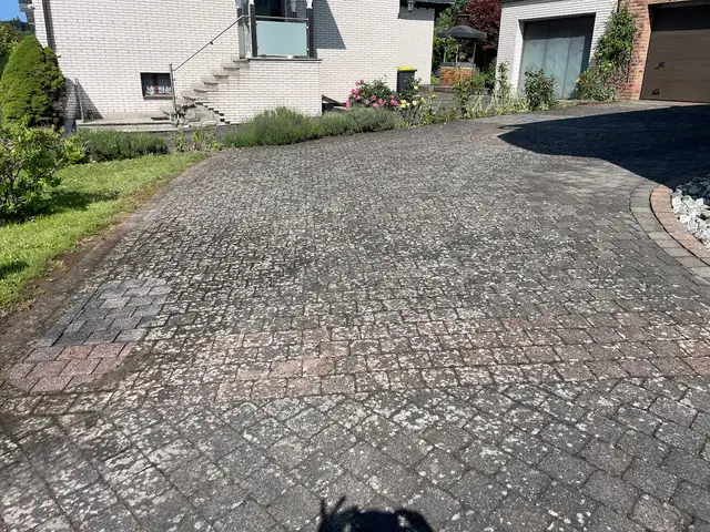 Gereinigtes Dach und gereinigte Hausfassade in Breitscheid (2)