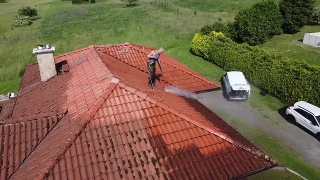 Gereinigtes Dach und gereinigte Hausfassade in Breitscheid (3)