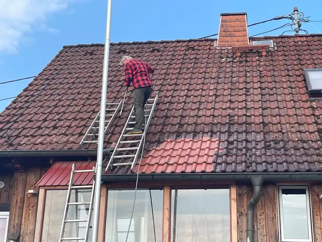 Gereinigtes Dach und gereinigte Hausfassade in Breitscheid (4)