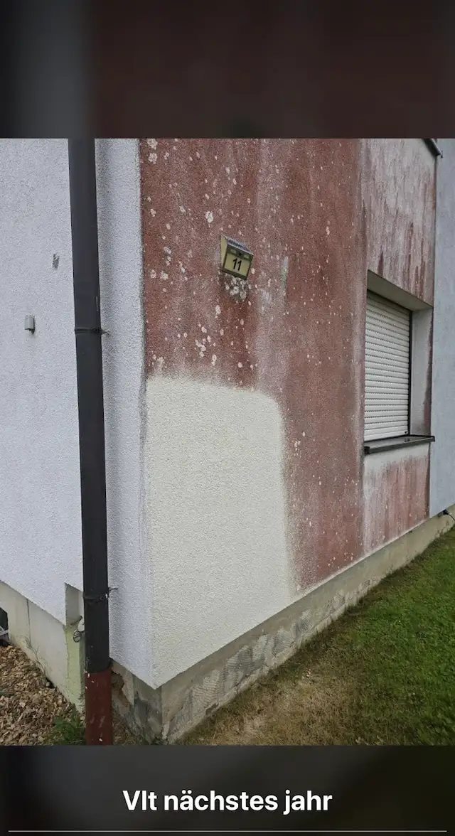 Gereinigtes Dach und gereinigte Hausfassade in Breitscheid (5)