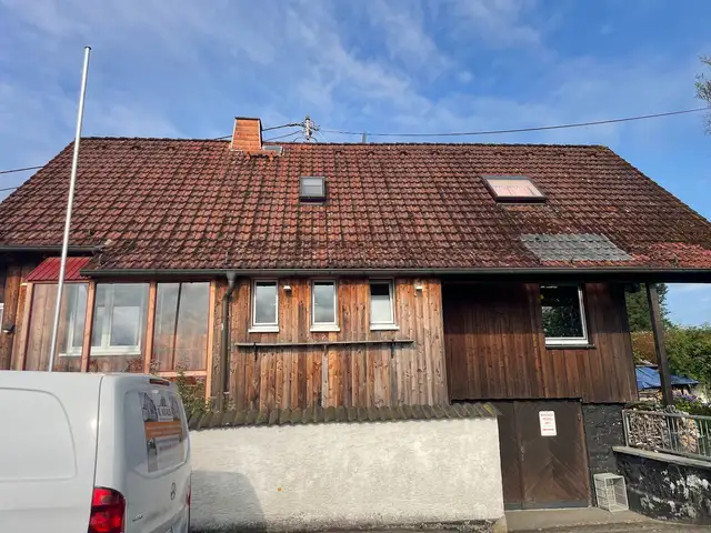 Gereinigtes Dach und gereinigte Hausfassade in Breitscheid (9)