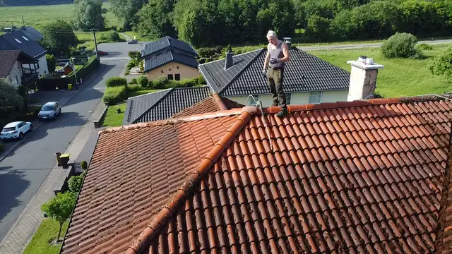 Gereinigtes Dach und gereinigte Hausfassade in Breitscheid (11)