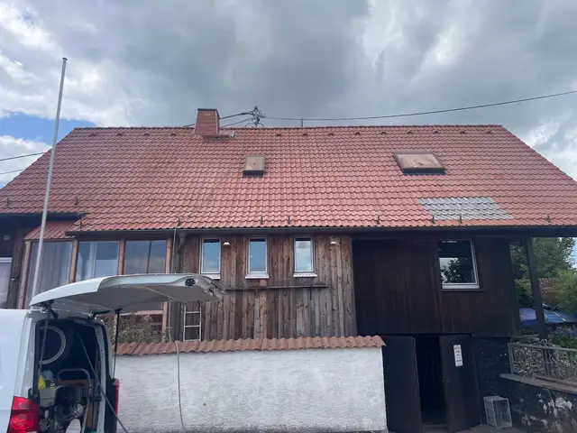 Gereinigtes Dach und gereinigte Hausfassade in Breitscheid (13)