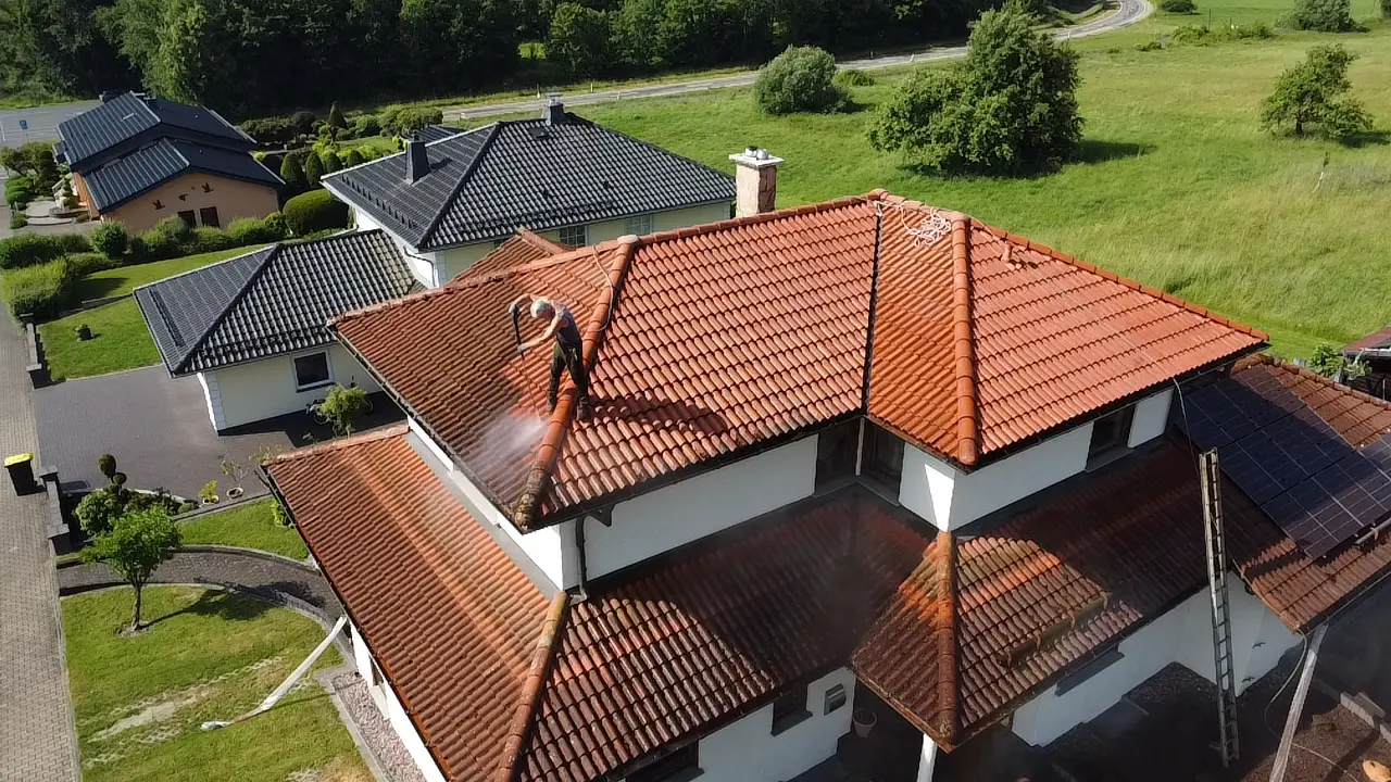 Dachreinigung aus der Luft